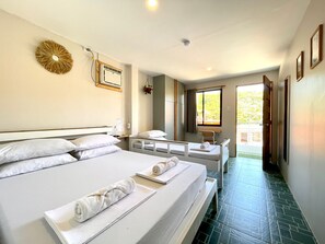 Une chambre d’hôtel avec un grand lit, un bureau et une vue sur l’extérieur.