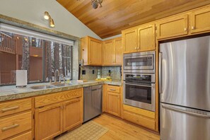 Køleskab, mikrobølgeovn, ovn, kogeplade