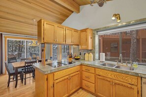 Fridge, microwave, oven, stovetop - Sharc, hot tub, AC, pet friendly, bikes, ping pong (Sunriver)