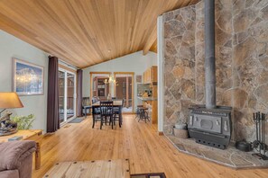 Interior - Cabin in Sunriver! Sharc passes, hot tub, pf, new (Sunriver)