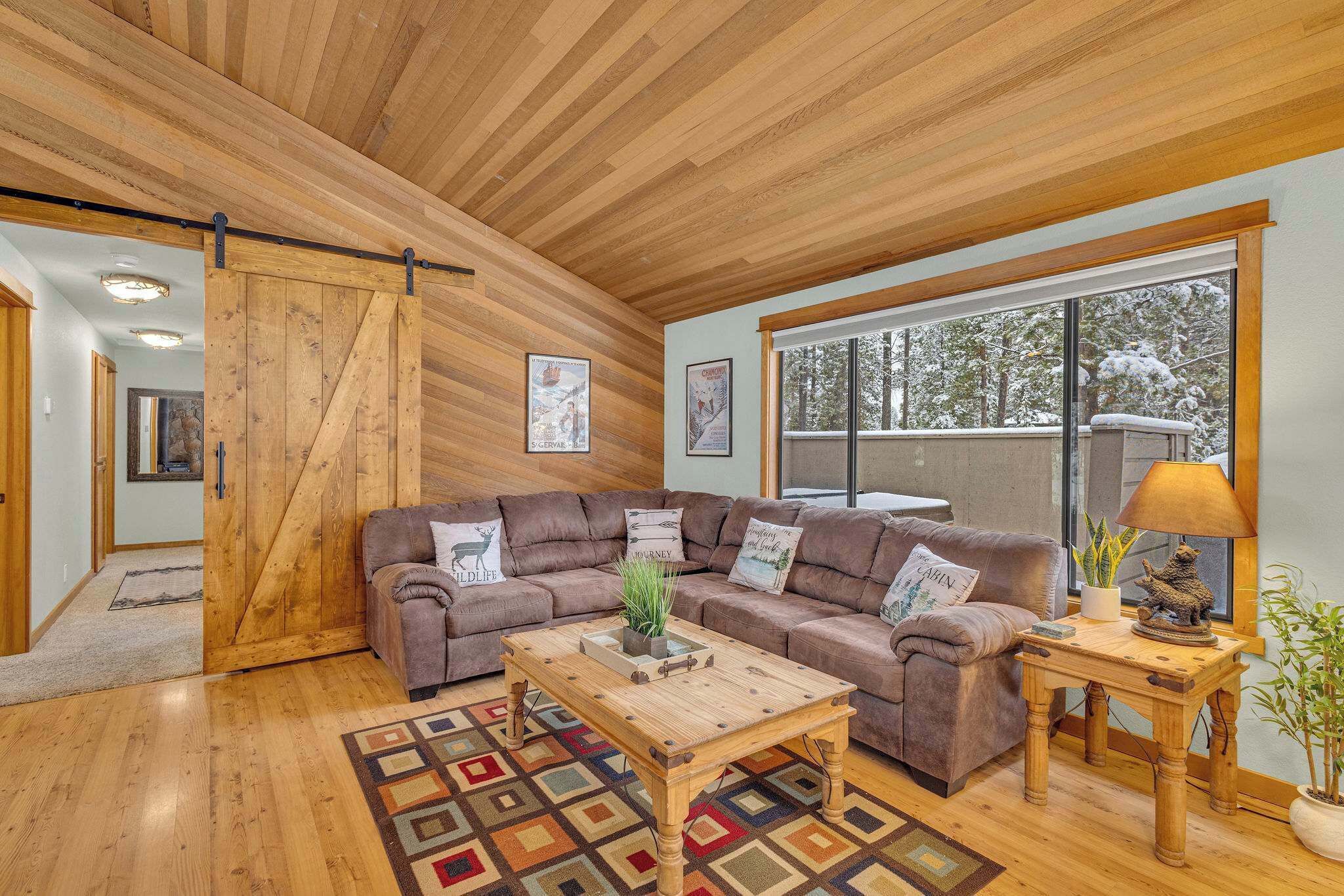 Televisie en een open haard