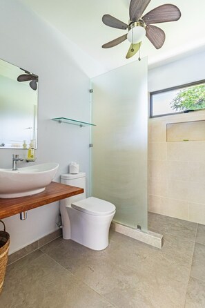 Haartrockner, Handtücher, Seife, Toilettenpapier