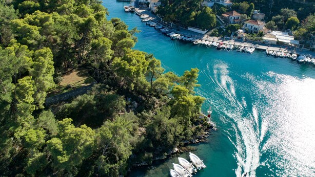 An aerial view of a coastal town with a marina, boats, and dense greenery. - Corfu Apt in Gaios With 1 Bedrooms and 1 Bathrooms (Paxos)