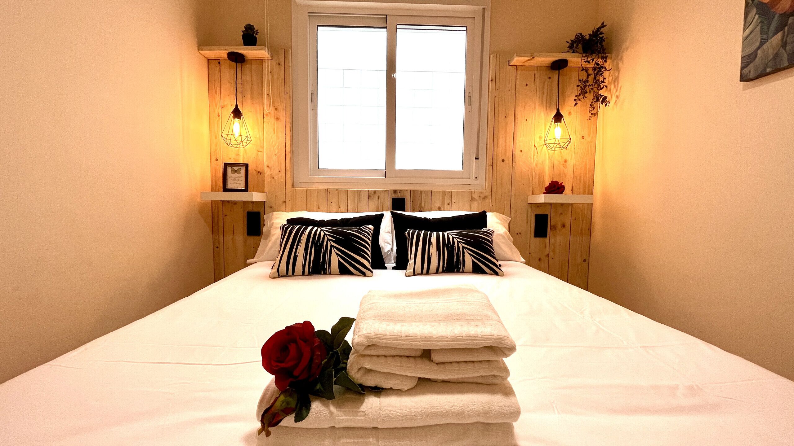 3 slaapkamers, een strijkplank/strijkijzer, gratis wifi, beddengoed