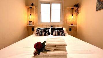 3 slaapkamers, een strijkplank/strijkijzer, gratis wifi, beddengoed