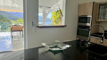 Réfrigérateur, micro-ondes, cafetiÚre/bouilloire