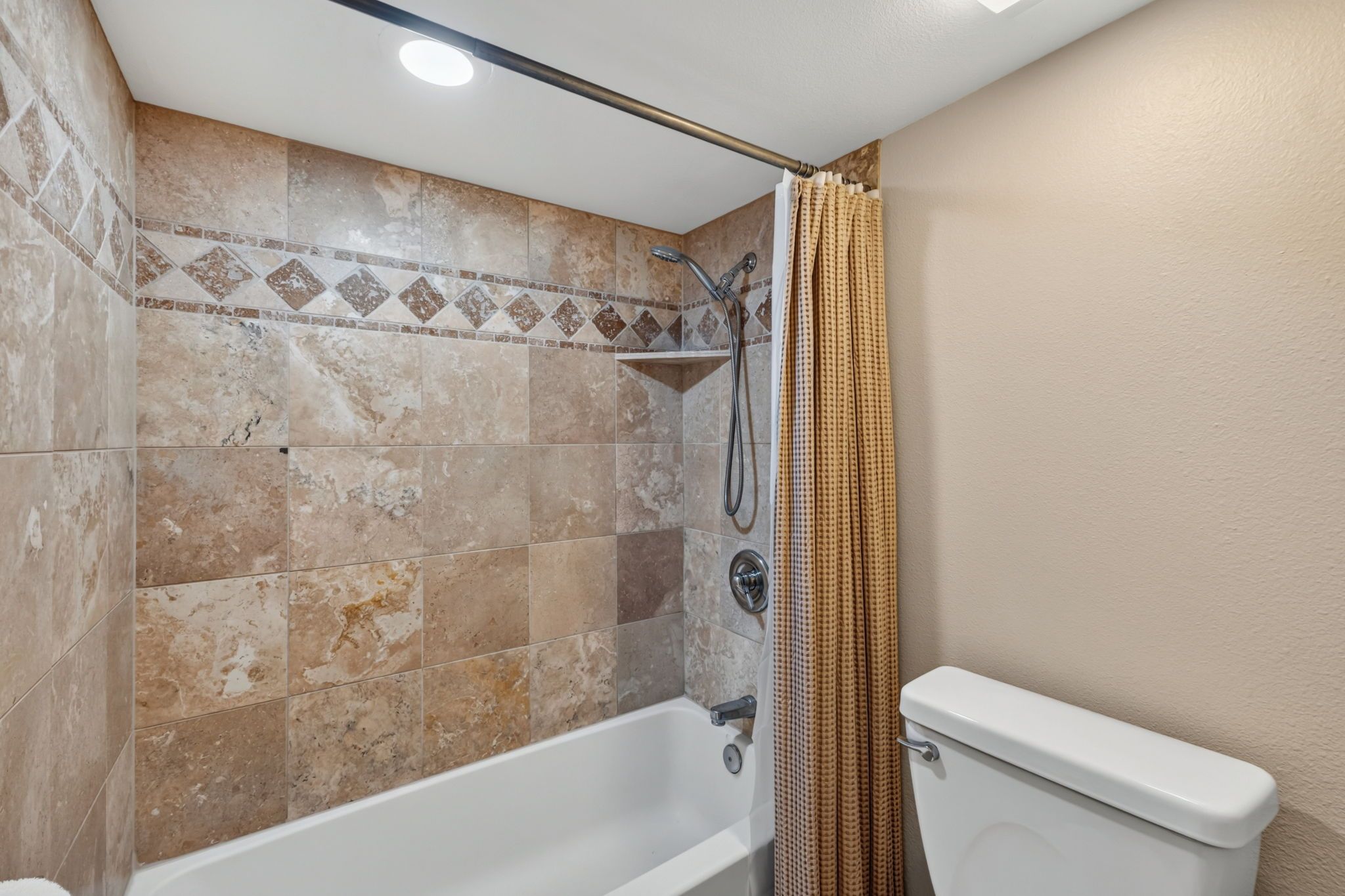 Un baño con ducha, bañera y retrete.