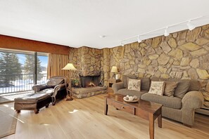 Televisión y chimenea