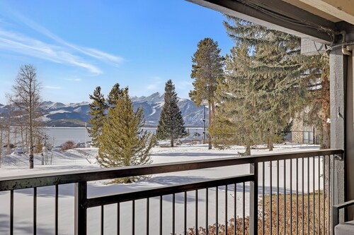 Stunning 2BR on Lake Dillon w/ Pool and Concert Access!