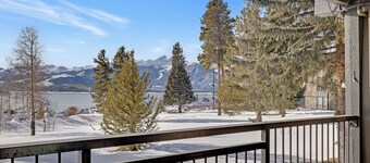 Stunning 2BR on Lake Dillon w/ Pool and Concert Access!