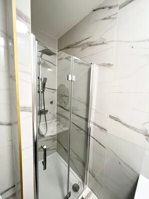 Dusj, hårføner, håndklær og såpe