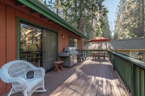 Outdoor dining - B&B Paradise- Free Lake Access (Arnold)