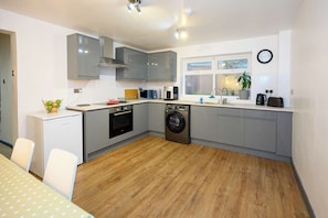 Coffee/tea maker, fridge, microwave, oven