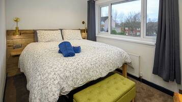 3 bedrooms, desk, iron/ironing board, WiFi