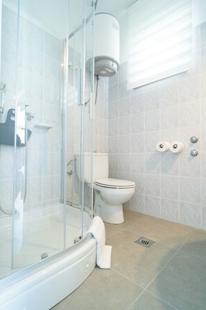 Studio, Balcony, Courtyard View | Bathroom | Shower, hair dryer, towels, soap - Zadar Leisure Suites (Zadar)