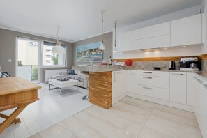 Fridge, oven, stovetop, dishwasher