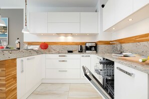 Refrigerador, horno, parrilla de estufa y lavavajillas
