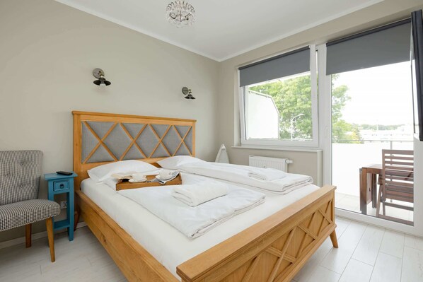 1 habitación, tabla de planchar con plancha y ropa de cama