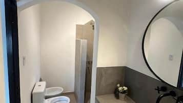 Hårføner, håndklær og toalettpapir