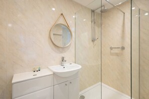 Dusche, Haartrockner, Handtücher