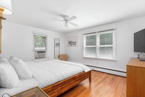 4 bedrooms, desk, iron/ironing board, travel cot