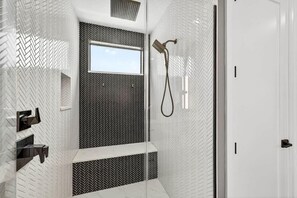 Douche, sèche-cheveux, serviettes fournies, shampoing