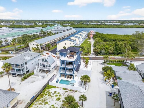 Blue Pearl Beach House, Beachfront, Private pool