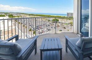 Property grounds - Condo in the heart of Destin! Lagoon-style pool and tons of great amenities! (Destin)