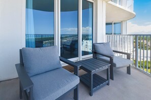 Property grounds - Condo in the heart of Destin! Lagoon-style pool and tons of great amenities! (Destin)