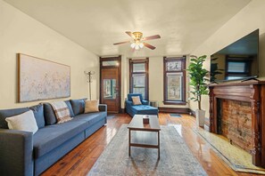 TV, offices - Vino & Vibes Villa Su (Columbus)