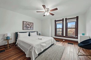 3 soverom, skrivebord, strykejern/-brett og reiseseng for barn