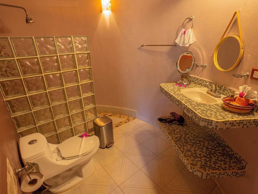 Un baño con inodoro, lavabo y ducha.