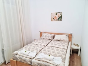 1 habitación, escritorio, tabla de planchar con plancha y wifi 