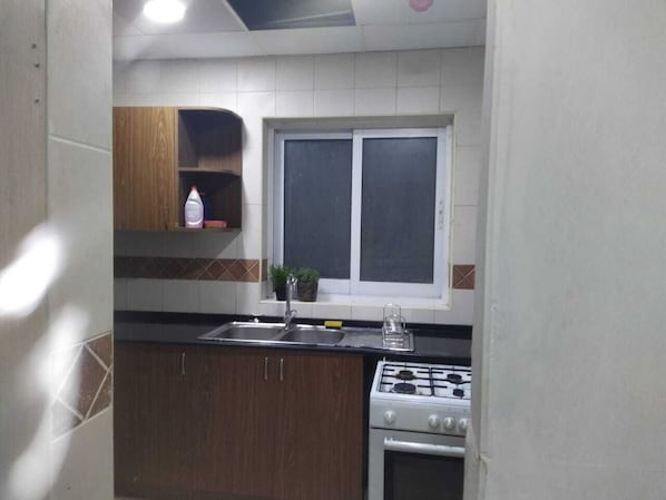 Loft econômico, vista para o parque | Cozinha compartilhada | Geladeira grande, fogão, cooktop, talheres/pratos/utensílios de cozinha