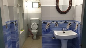 Douche, sèche-cheveux, bidet, serviettes fournies
