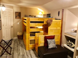 1 bedroom, desk, iron/ironing board, WiFi