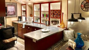 Coffee/tea maker, fridge, microwave, oven - Private Chalet Near Old Mill-Music (Bend)