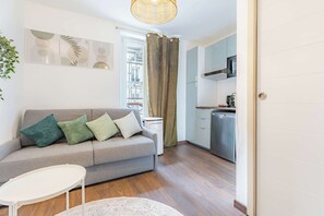 TV, offices - Renovated studio 2 pers Bastille (Paris)