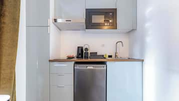 Een koffiezetapparaat/waterkoker, een koelkast, een magnetron