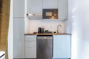 Fridge, microwave, stovetop, coffee/tea maker - Renovated studio 2 pers Bastille (Paris)