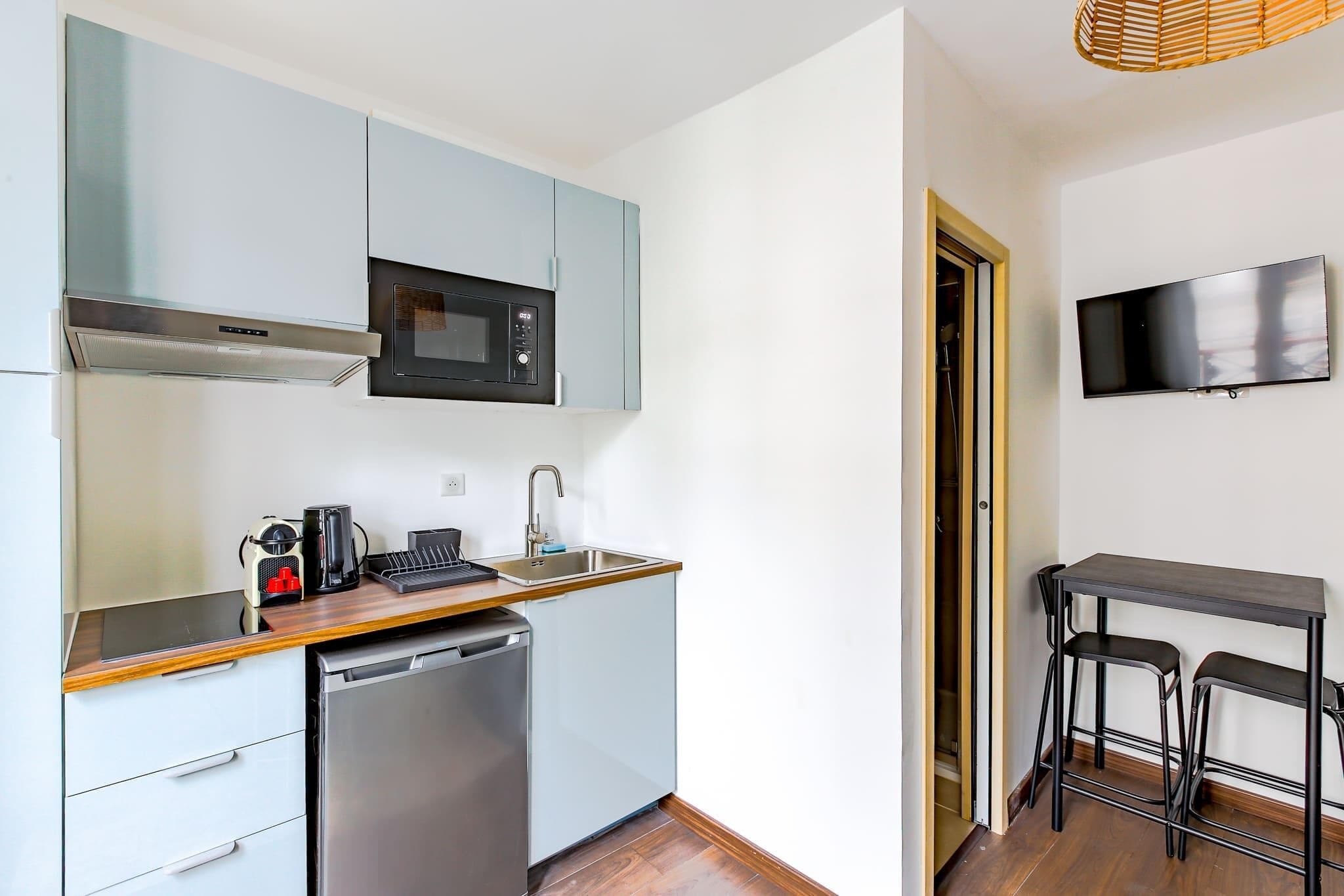 Fridge, microwave, stovetop, coffee/tea maker