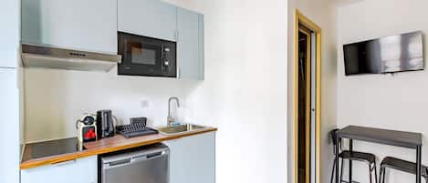 Kühlschrank, Mikrowelle, Herdplatte, Wasserkocher mit Kaffee-/Teezubehör