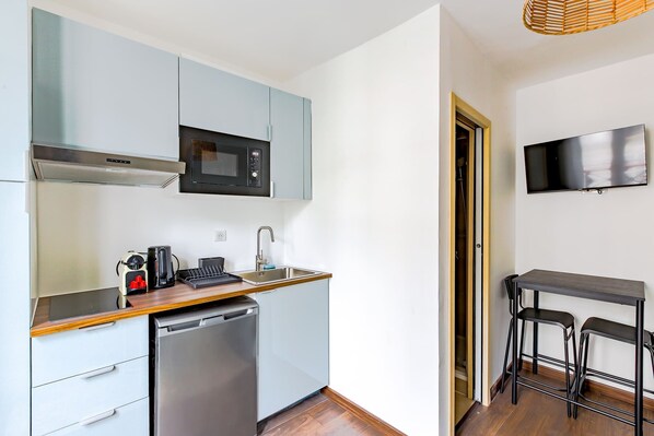 Fridge, microwave, stovetop, coffee/tea maker