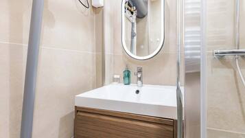 Een douche, een haardroger, handdoeken, shampoo