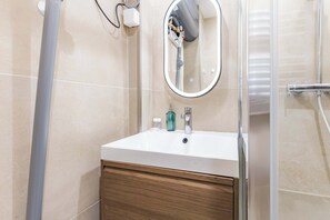 Shower, hair dryer, towels, shampoo - Renovated studio 2 pers Bastille (Paris)