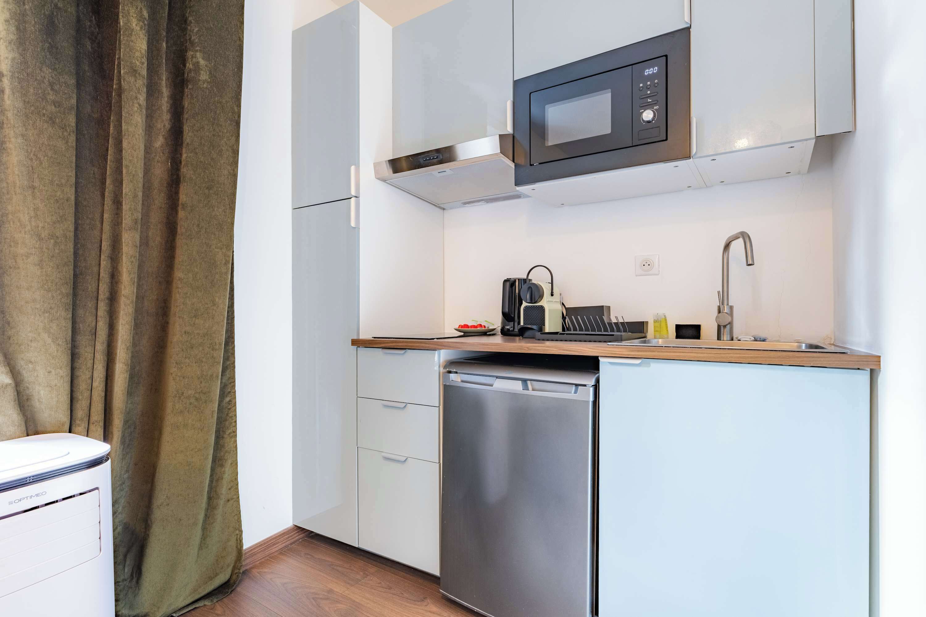 Réfrigérateur, micro-ondes, plaque de cuisson, cafetière/bouilloire