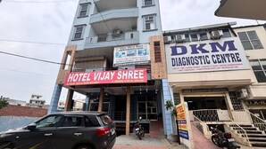 Een gebouw met een bord waarop Hotel Vijay Shree en een Diagnostisch Centrum staan.
