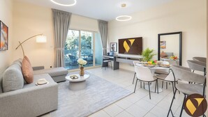 Luksusleilighet | Oppholdsområde | En 65-tommers LED-TV med kabel-kanaler
