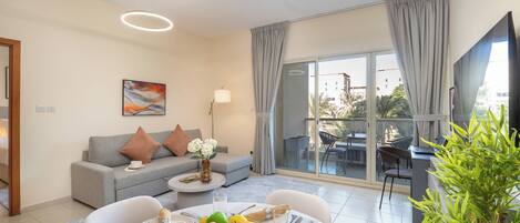 Apartemen Mewah | Area keluarga | Televisi LED 65-inci dengan saluran TV kabel