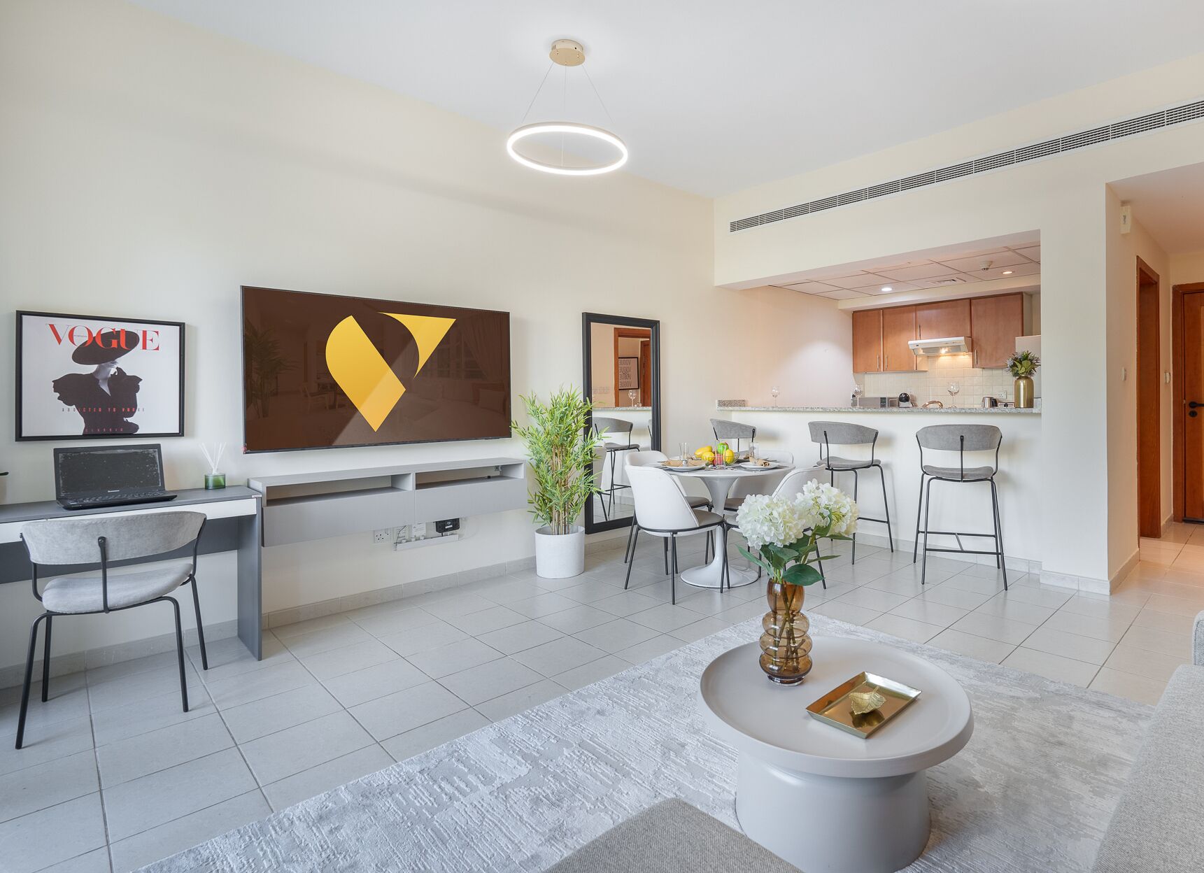 Luxe appartement | Woonruimte | Een 65-inch ledtelevisie met kabelzenders